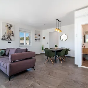 Helena Apartment